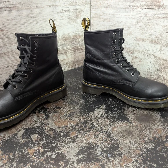 Womens Dr. Martens Combat Boots Sz 6 Used Black Leather 11821 Classic - Picture 5 of 7
